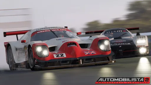 Automobilista 2 v1.6.9.95 dodaje darmowy Panoz Esperante GTR-1 i skalary AI Automobilista 2 v1.6.9.95 jest już dostępne i dodaje darmowy Panoz Esperante GTR-1 do GT1, nowe skalary AI Traction Skill i AI Brake Skill, ręcznie opracowane suche/mokre linie AI oraz dalsze prace nad fizyką V1.7. Osoby, które mają problemy albo czeka je niebawem wyścig ligowy, mogą pozostać na v1.6.9.91 za pośrednictwem gałęzi previousbuild: kliknij prawym przyciskiem myszy Automobilista 2 Właściwości Betas previousbuild. Skalary AI i linie suche/mokre Skalary AI Traction Skill i AI Brake Skill regulują osiągi AI w strefach trakcji i hamowania; główny AI Skill nadal przede wszystkim definiuje tempo. Domyślna wartość to 1,0. Kierowca późno hamujący może ustawić wyższy Brake Skill i niższy Traction Skill, aby AI hamowało później i wolniej przyspieszało na wyjściu. Nie są zbyt wrażliwe; mogą być potrzebne większe korekty. Bardzo wysokie skalary lub skalary odwrotnie proporcjonalne do głównego AI Skill nie są zalecane i mogą zwiększyć liczbę incydentów AI. Ręcznie opracowane alternatywne suche i/lub mokre ścieżki AI obejmują: Barcelona 1991/1999/2001/GP Modern/National; Bathurst Modern; Brands Hatch GP/Indy; Daytona Road Course; Gateway Oval; Fontana Oval; Hockenheim GP Modern/2001; Hungaroring; Indianapolis 2001 Oval/Oval; Imola 1972/1988/2001/2005/Modern; Interlagos 1976/1991/1993/GP/SCB; Jacarepagua 1988/Oval; Kansai GP; Kyalami 1976/Modern; Laguna Seca; Le Mans 2005/2023/Bugatti; Monza 2005/Modern; Montreal Modern; Nurburgring GP 2020/2025; Pocono Oval; Road Atlanta 2005/Modern; Sebring; Silverstone Modern; Spa-Francorchamps 1993/2005/2005 EC/2020/2022; Spielberg GP 2001/Modern; Watkins Glen GP/Short Chicane. Alternatywne suche ścieżki łączą się z główną ścieżką, dając użyteczne suche linie bez innych samochodów; mokre ścieżki wyznaczają idealną linię przy całkowicie mokrej nawierzchni. Opracowane ścieżki są bardziej organiczne niż automatycznie generowane na torach nieujętych na liście. Logika suchych linii wciąż jest w fazie rozwoju; w tym wydaniu ze względu na niezawodność włączono jej niewiele; największych korzyści oczekuje się wraz z AMS2 v1.7 później w tym roku. Logika mokrych linii jest bardziej rozbudowana, więc wyścigi suche–mokre–suche są obecnie lepszym punktem odniesienia. Mokre linie działają teraz w trybie wieloosobowym. Fizyka V1.7, kwalifikacje i interfejs Większość klas ma pełne poprawki fizyki V1.7 lub znajduje się w bardzo zaawansowanym stanie. Wyjątki (częściowo/bez poprawek): GT Classics; TC Vintages (Tier 1 & 2); TSI Cup; Caterham 620R; Caterham Academy; klasy kartingowe; Rallycross; Opala 1979 Stock Cars; Opala 1986 Stock Cars; Opala Old Stock; Omega 1999 Stock Car; Super Trophy Truck; Copa Truck. Dalsze poprawki bieżnika opon i aerodynamiki V1.7 trafiają do wcześniej zaktualizowanych klas; akumulatory hybrydowe nie ładują się już, gdy silnik jest wyłączony. Zasady kwalifikacji można konfigurować dla pojedynczego wyścigu i trybu wieloosobowego bez presetów; prywatne kwalifikacje „Same Class” są dostępne we wszystkich trybach. Ekran przed wydarzeniem dodaje bloki Parc Ferme i Qualifying Session Rules oraz przypomnienie na HUD o ostatnim legalnym okrążeniu kwalifikacyjnym. Naprawiono tekst pomocy Live Track Preset (domyślnie Medium, a nie Green), brakujący tekst interfejsu Velopark STT oraz domyślną nazwę modelu McLaren MP4/12 Low Downforce. Dodano Maserati Trofeo 2005 do filtra klas „GT & Touring”. Poprawiono wydajność CPU przy przejściach między slotami pogodowymi; naprawiono stan toru na żywo w Instant Replay i CTD w trybie wieloosobowym. Poprawki AI, torów, pojazdów i dźwięku AI: nowa logika krawędzi toru poprawia dokładność granic; odrębne główne linie według klas; poprawiony drafting i skalary draftu na dłuższych prostych; naprawiono brak draftowania gracza przez AI po starcie lotnym z ręczną skrzynią biegów; zmniejszono wahanie na wewnętrznym pasie i poprawiono wejście w zakręt z dala od fastline; dłuższy tryb niebieskich flag po przepuszczeniu samochodu w wyścigu/kwalifikacjach/treningu; nieco szybsze AI na alternatywnych ścieżkach przedłużenia garażu; uniemożliwiono zbyt bliskie draftowanie przed zakrętem; naprawiono błędne obliczanie odległości na mokro, gdy gracz znajduje się na bardziej suchej części; dalsza kalibracja sucha/mokra dla klas zaktualizowanych do V1.7, w tym owali. Tory: w Road Atlanta 2005 naprawiono bandę opon z odwróconą barierą fizyczną w pobliżu Esses; w Silverstone 2001 naprawiono nieprawidłowe unieważnianie mierzonych okrążeń w pobliżu wyjazdu z alei serwisowej; poprawki wyzwalania kamer TV w Bathurst Modern i Snetterton 300. Pojazdy: naprawiono CTD przy mokrych oponach w LMP1 2005; brakująca mieszanka pośrednia w McLarenie MP4/12; modele uszkodzeń tyłu Dallara SP1; animacje kierowcy Lister Storm GTM; odwrócone mapowanie lakieru prawej strony w LODB/LODC Audi R8 LMP; odwrócone przechylanie głowy kierowcy w różnych pojazdach; błąd czerwonej maski w Aston Martin Vantage GTE przy nadpisaniach malowania; usunięto nieużywaną drugą stronę wyświetlacza w Lola B0540 LMP2; poprawki siatki, detali, reflektorów i rzucania cieni przez wnętrze w TVR T400R GT2. Dźwięk: naprawiono dźwięki zawieszenia po powrocie do garażu w niektórych pojazdach; pętla dźwięku rozruchu Ligier JS P4; wyciszenie obserwowanego samochodu Porsche 911 991 Cup w monitorze; niemy dźwięk BMW M3 Group A z kamery pościgu od przodu; parametry onboard w powtórce F-V10 Gen1; dźwięki samochodu bezpieczeństwa wyłączone, gdy stoi zaparkowany.